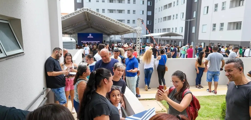 Famílias recebendo as chaves no dia da entrega do Residencial Casa Nova